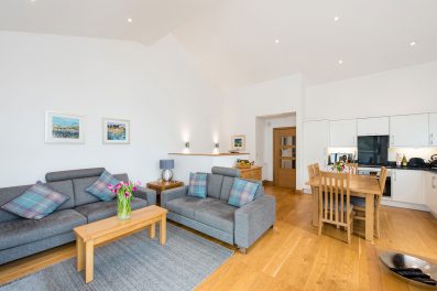 6-Lawers-View-sittingroom2