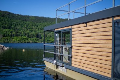 Houseboat-exterior1